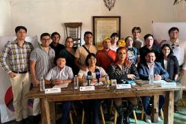 Integrantes del colectivo Orgullo y Dignidad Saltillo durante la rueda de prensa en Casa Tiyahui, donde anunciaron las actividades del Festival del Orgullo 2025.