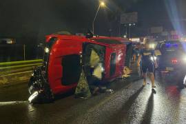 La camioneta terminó volcada tras impactar contra la estructura del puente de Abasolo.