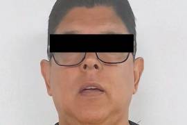 El presunto fue detenido por dos órdenes de aprehensión por delitos de abuso sexual, acoso sexual y corrupción de menores en contra de dos internadas de la Casa Hogar en donde se desempeñaba como administrador.
