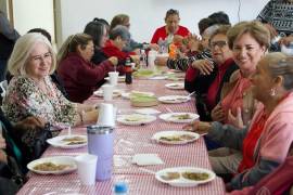 Las autoridades del DIF municipal convivieron con mujeres del grupo de adultos mayores de Agujita, para celebrar el Día Internacional de la Mujer.