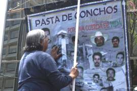 Viudas y familiares de los mineros atrapados en Pasta de Conchos se reúnen frecuentemente para ser informados sobre los avances en las labores de rescate e identificación.