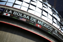 Los índices bursátiles del mercado local bajan, extendiendo su fuerte caída de ayer, en un mercado cauteloso en espera por reportes de inflación de México y EU