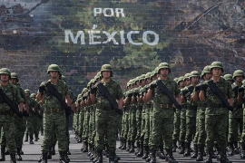 El artículo señala los proyectos que ha entregado López Obrador a los militares, como el control de más de una decena de aeropuertos civiles