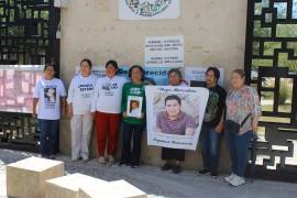 María Luisa Lazarín e Ixchel Mireles colocaron flores y alzaron la voz por justicia.