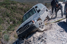 La unidad quedó varada en el filo de la ladera tras una ponchadura en un camino angosto.