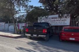 Las familias temen represalias tras el intento de reincorporación del docente señalado, a pesar de la orden de restricción.