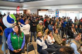 Largas filas se formaron en el Casino Monclova durante la Feria del Empleo.
