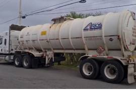 Elementos de la Guardia Nacional y la Sedena inspeccionaron una unidad de transporte de combustible en el filtro de seguridad del kilómetro 53, en la carretera 57, a la altura de Allende, Coahuila.
