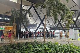 Parte del techo del mall quedó desplomada tras el impacto del viento y granizo.