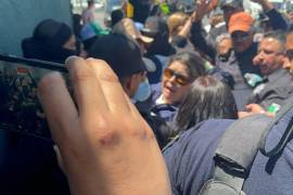 La policía empuja a manifestantes en medio de consignas y reclamos por abuso de autoridad.