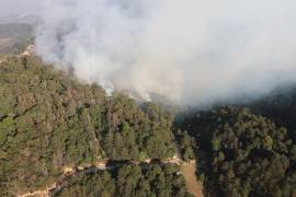 Será hoy que se mantendrán las labores de los cuerpos de emergencia quienes hicieron un llamado a la población para que no se acerquen a la zona del siniestro. FOTO: