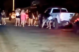 En el video se observa a un hombre protegiendo a su acompañante, mientras varias mujeres continúan la riña tras el choque vehicular.