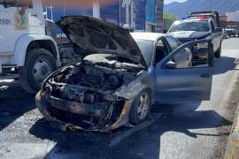 El Chevrolet Cavalier sufrió daños considerables en la parte delantera debido al incendio.