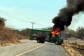 La Fiscalía de Michoacán confirmó la detención de dos personas tras los narcobloqueos, contradiciendo versiones oficiales. Uno de los detenidos sería del CJNG.