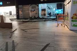 La caída del plafón en Paseo Monclova dejó escombros y vidrios esparcidos por todo el lugar.
