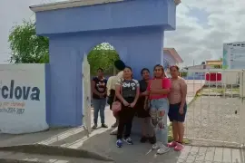 Durante la protesta, los padres de familia señalaron la falta de respuesta por parte de las autoridades escolares.