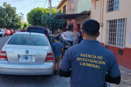 Agentes de la Agencia de Investigación Criminal realizaron diligencias en el domicilio de la víctima.