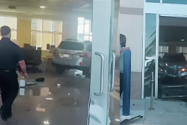 Recortes de video viral: Conductor colisiona, intencionalmente, su camioneta a instalaciones de CarMax, California