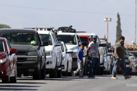 Largas filas de vehículos se formaron en la Carretera 57 ante los retenes de la Guardia Nacional.