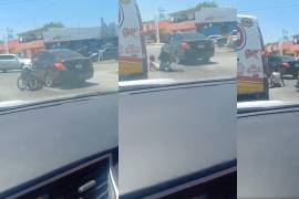 Video captura del momento exacto en que el hombre en silla de ruedas cae al pavimento tras sujetarse del auto.