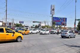 Conductores circulando por el cruce Independencia, donde iniciará la obra, que busca dar soluciones a los problemas viales de la zona.