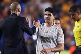 Guido Pizarro celebró con Nico Ibáñez la anotación con la que vencieron a los Gallos Blancos.