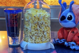 Cinépolis y Cinemex, han desatado la locura entre los fanáticos al lanzar palomeras coleccionables inspiradas en Stitch.