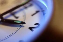 Para darle la bienvenida al horario de invierno u horario normal, hay que retrasar el reloj una hora.