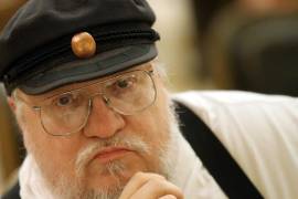 Presenta George RR Martin demanda a OpenAI por permitir que usuarios terminaran ‘Juego de Tronos’