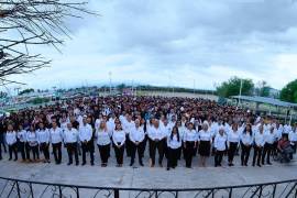 El rector Jesús Alfredo Oyervides Valdés da la bienvenida a los nuevos alumnos en el inicio del ciclo escolar 2024-2025 de la UTRCC, acompañado por directores de carrera y personal administrativo.