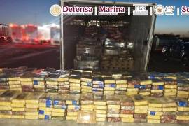 Autoridades mexicanas incautaron más de 700 kilos de cocaína en un tractocamión que intentó evadir un control en Sonora; la droga estaba oculta entre costales de café y representa un duro golpe al Cártel del Pacífico