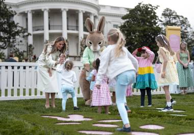 La primera dama Melania Trump saluda a los niños durante la Marcha de Huevos de Pascua de 2025 en el jardín sur de la Casa Blanca en Washington, el 21 de abril de 2025.