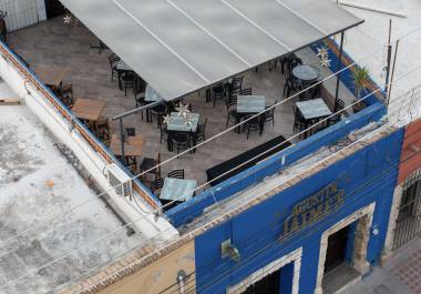 Terraza del bar Agustín Jaimes, señalada como fuente constante de ruido por vecinos de Bravo y De la Fuente.