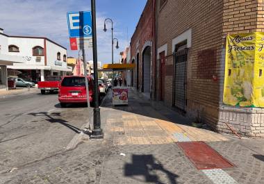 Banquetas angostas, ruido constante y negocios improvisados borraron la caminata ritual