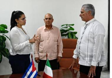 La dirigencia de Morena firmó un acuerdo para colaborar con el Partido Comunista de Cuba.