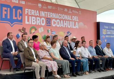 Autoridades estatales y municipales cortan el listón inaugural de la Feria Internacional del Libro Coahuila en Torreón.