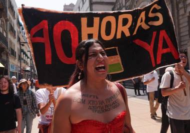 El primero de mayo, trabajadores obreros marcharon para exigir que se apruebe la jornada laboral de 40 horas en el marco del Día Internacional del Trabajo