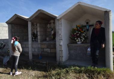 Familiares de las 137 personas que fallecieron tras el incendio de ducto de Petróleos Mexicanos (Pemex), registrado el 18 de enero de 2019, comienzan a llegar a la zona cero para adornar los nichos, previo a la misa que esta tarde se celebrará en memoria de las personas que perdieron la vida.