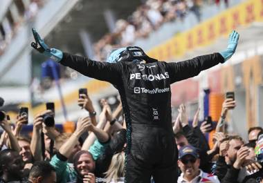 George Russell lideró la carrera desde la pole y recuperó el liderato tras su parada en pits en Montreal.
