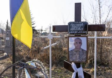 Un retrato de Serhii Hryhoriev, prisionero ucraniano de guerra que murió en Rusia, se ve junto a su tumba en Ucrania, el 9 de marzo de 2025.