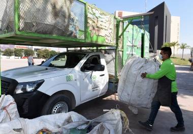 Ciudadanos entregan residuos reciclables y reciben productos de limpieza como incentivo.