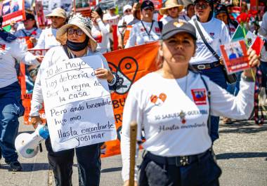 Con palas y varillas en mano, pero con el corazón cargado de esperanza y dolor, madres buscadoras del colectivo Sabuesos Guerreras marcharon este Día de las Madres exigiendo justicia y el hallazgo de sus seres queridos. En lugar de celebrar, recorrieron calles con la firme convicción de encontrar a sus tesoros, aquellos hijos e hijas desaparecidos cuya ausencia ha marcado sus vidas. Entre consignas y lágrimas, hicieron visible la lucha que, día tras día, enfrentan en busca de respuestas y del derecho a la verdad