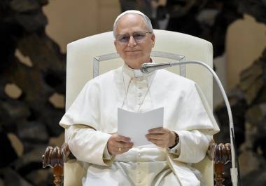 El papa León XIV exhortó a los líderes mundiales a que negocien para que “callen las armas” y afirmó que “la Santa Sede está disponible para que los enemigos se encuentren y se miren a los ojos”.