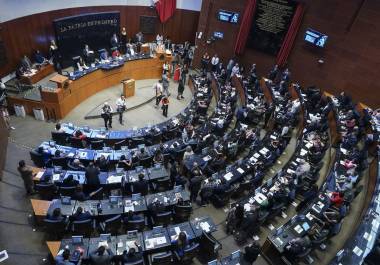 El Senado de la República aprobó por unanimidad una reforma a la Ley de Armas de Fuego y Explosivos que permitirá a integrantes de empresas públicas y órganos autónomos portar armas de fuego para desempeñar funciones de seguridad.