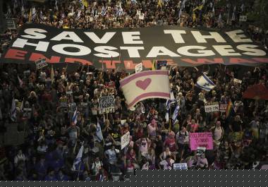 Gente participa en una protesta para reclamar el fin de la guerra y la liberación inmediata de los rehenes retenidos por Hamás en la Franja de Gaza, y contra el gobierno del primer ministro, Benjamín Netanyahu, en Tel Aviv. FOTO: