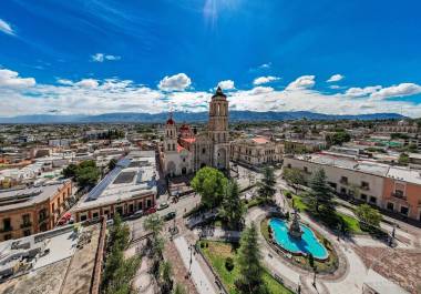 La callejoneada dará inicio en la calle Juárez y culminará en el Teatro García Carrillo.