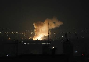 Una columna de humo después de una explosión en Teherán, Irán, el viernes 13 de junio de 2025.