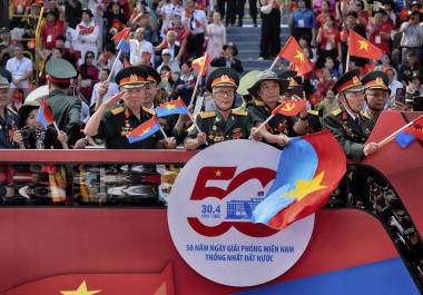 Veteranos vietnamitas participan en un desfile que conmemoró los 50 años del final de la Guerra de Vietnam en Ciudad Ho Chi Minh, Vietnam.