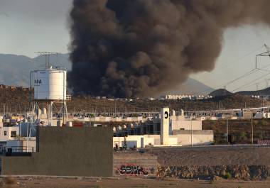Saltillo, 11 de mayo de 2025.*Se registró un incendio en el parque industrial Fynsa, específicamente en la planta Daimay, ubicada sobre la carretera antigua a Monclova, en el municipio de Ramos Arizpe. Además, los vecinos reportan la caída de residuos tras el incendio en la planta automotriz en Ramos Arizpe.