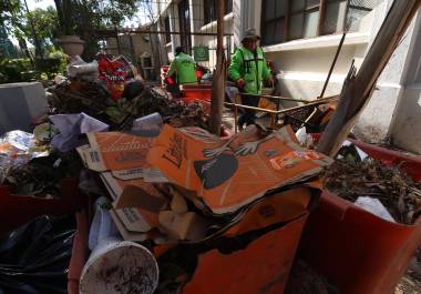 Personal de Servicios Primarios tiene encomendada la tarea, de recoger estos deshechos a lo largo del día, para evitar que se acumulen.